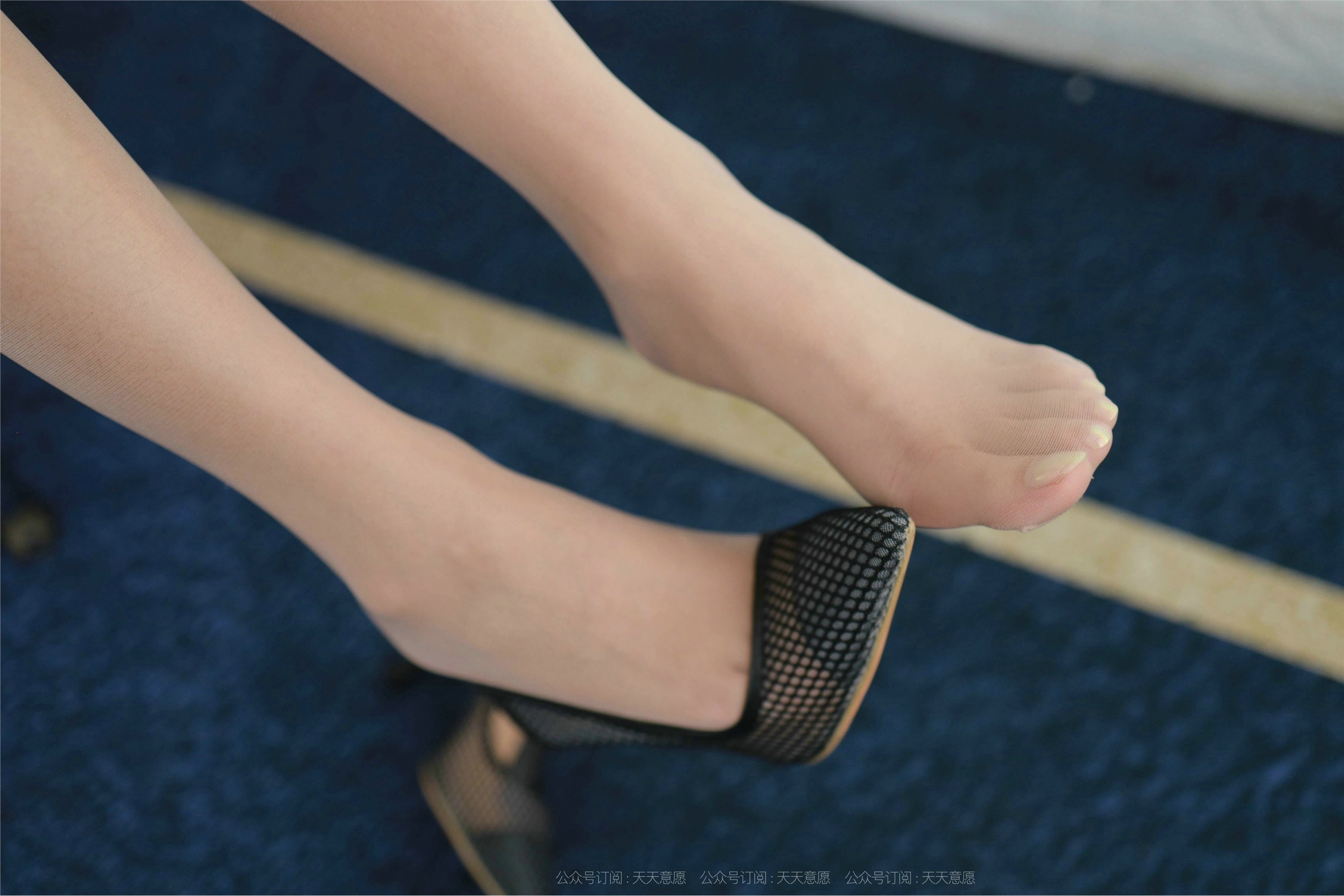 IESS异思趣向  2021.10.12 丝享家945：婉苹《姓感露肩短裙》